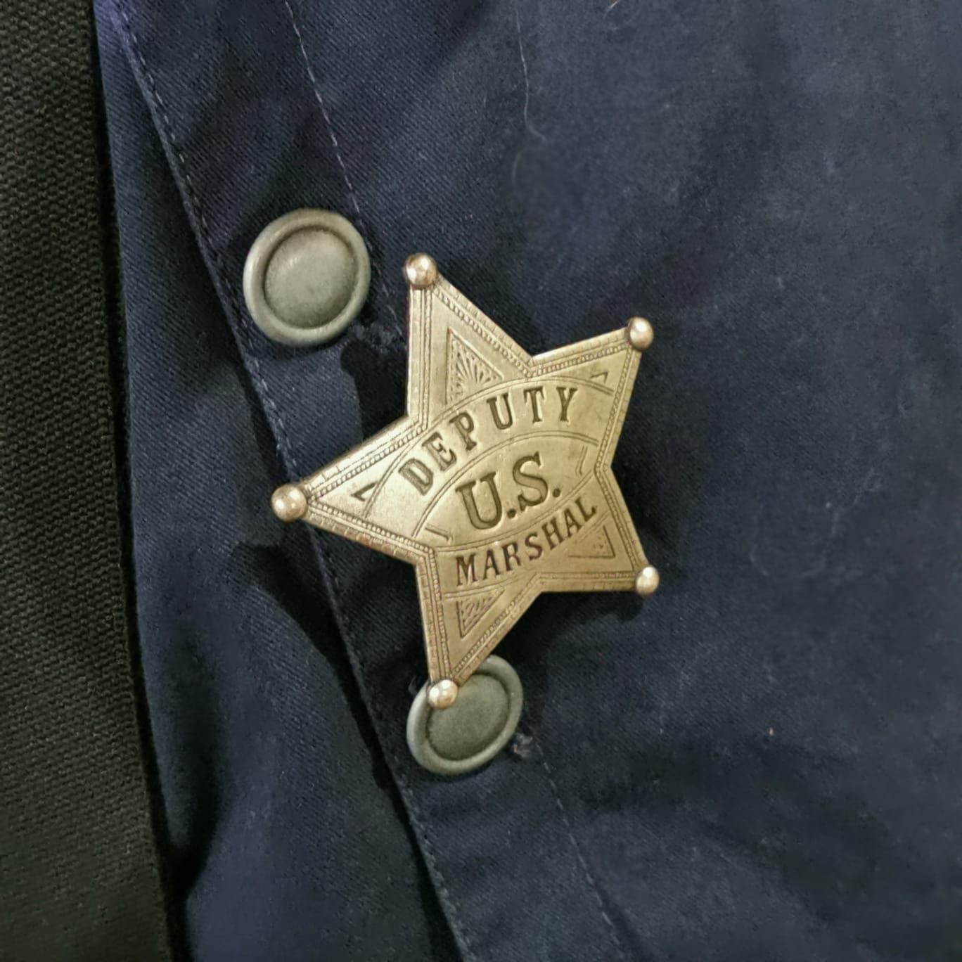 Deputy-U.S.-Marshal-Stern an der Weste eines Cowboy-Action-Schützen
