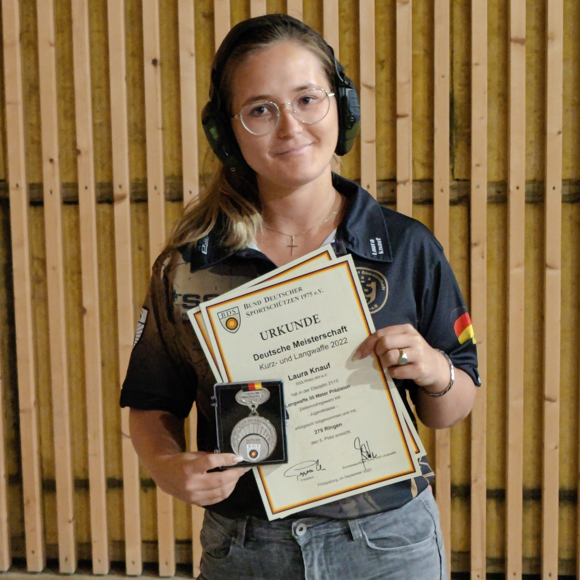 Sportschützin der SSG Rhein-Ahr mit Urkunde und Medaille der Deutschen Meisterschaft